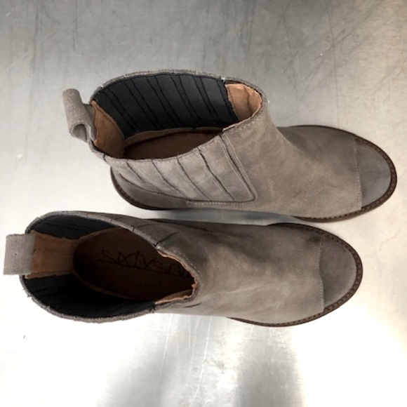 New taupe gray suede peep toe boots from Sundance! - Picture 4 of 8